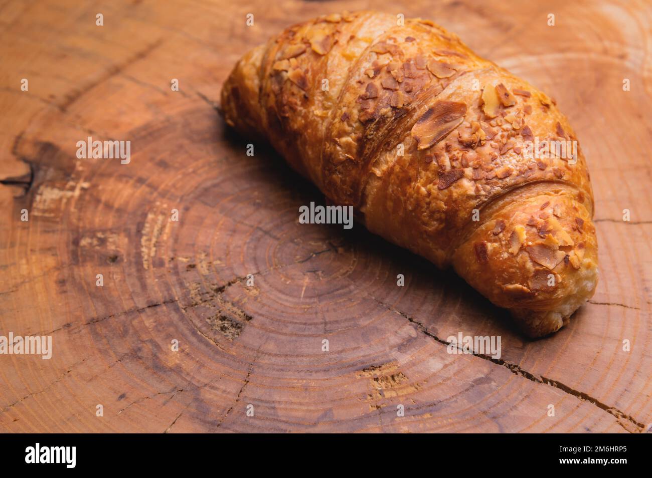 Croissant appena sfornato su un vassoio di legno. Colazione deliziosa e sana Foto Stock