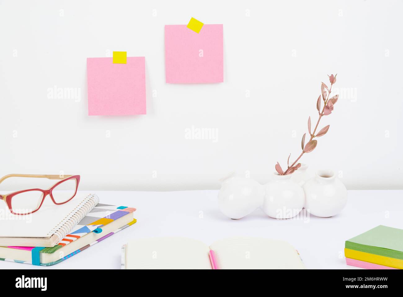 Installazione di un'area di lavoro ordinata, strumenti da scrivania per la scrittura, disposizione di un ufficio intelligente, tavolo di studio, prendere appunti, disegni di una stanza fresca, Org Foto Stock
