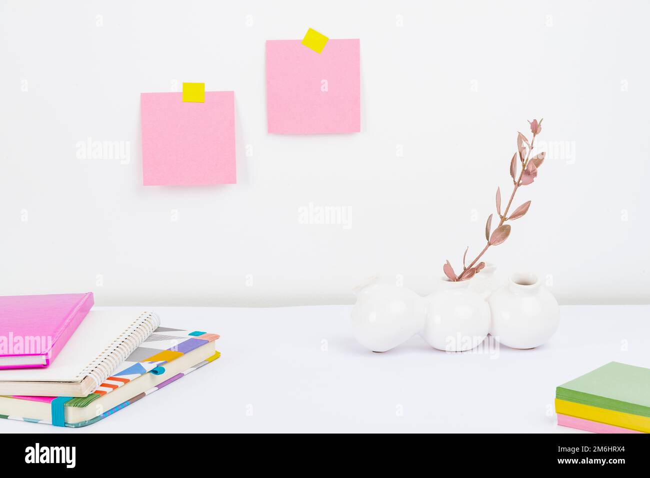 Installazione di un'area di lavoro ordinata, strumenti da scrivania per la scrittura, disposizione di un ufficio intelligente, tavolo di studio, prendere appunti, disegni di una stanza fresca, Org Foto Stock