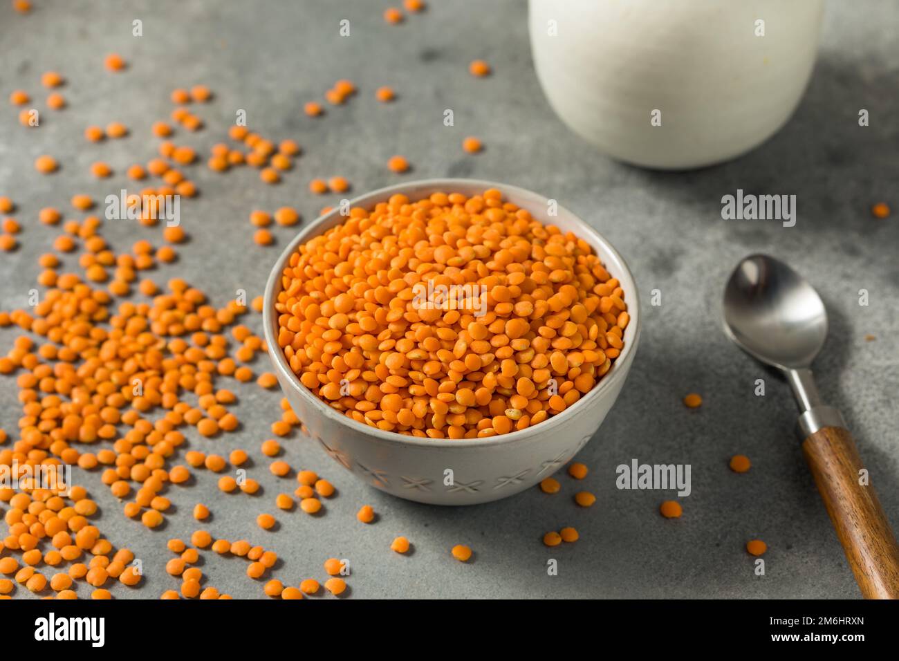 Legume organico grezzo delle lenticchie rosse in una ciotola Foto Stock
