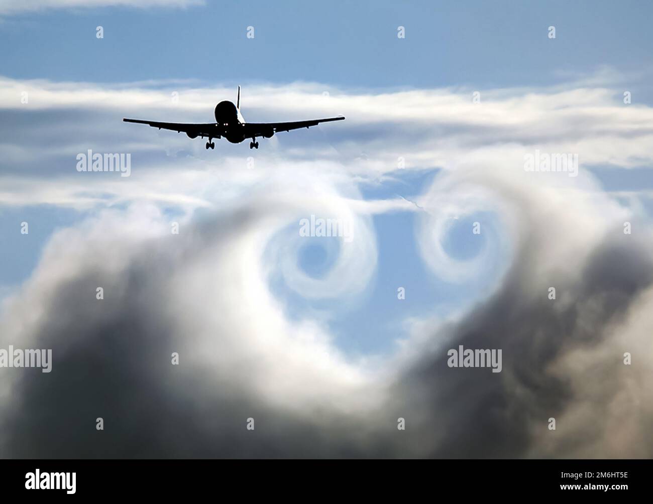 La turbolenza delle nuvole lasciate dall'aereo durante Foto Stock