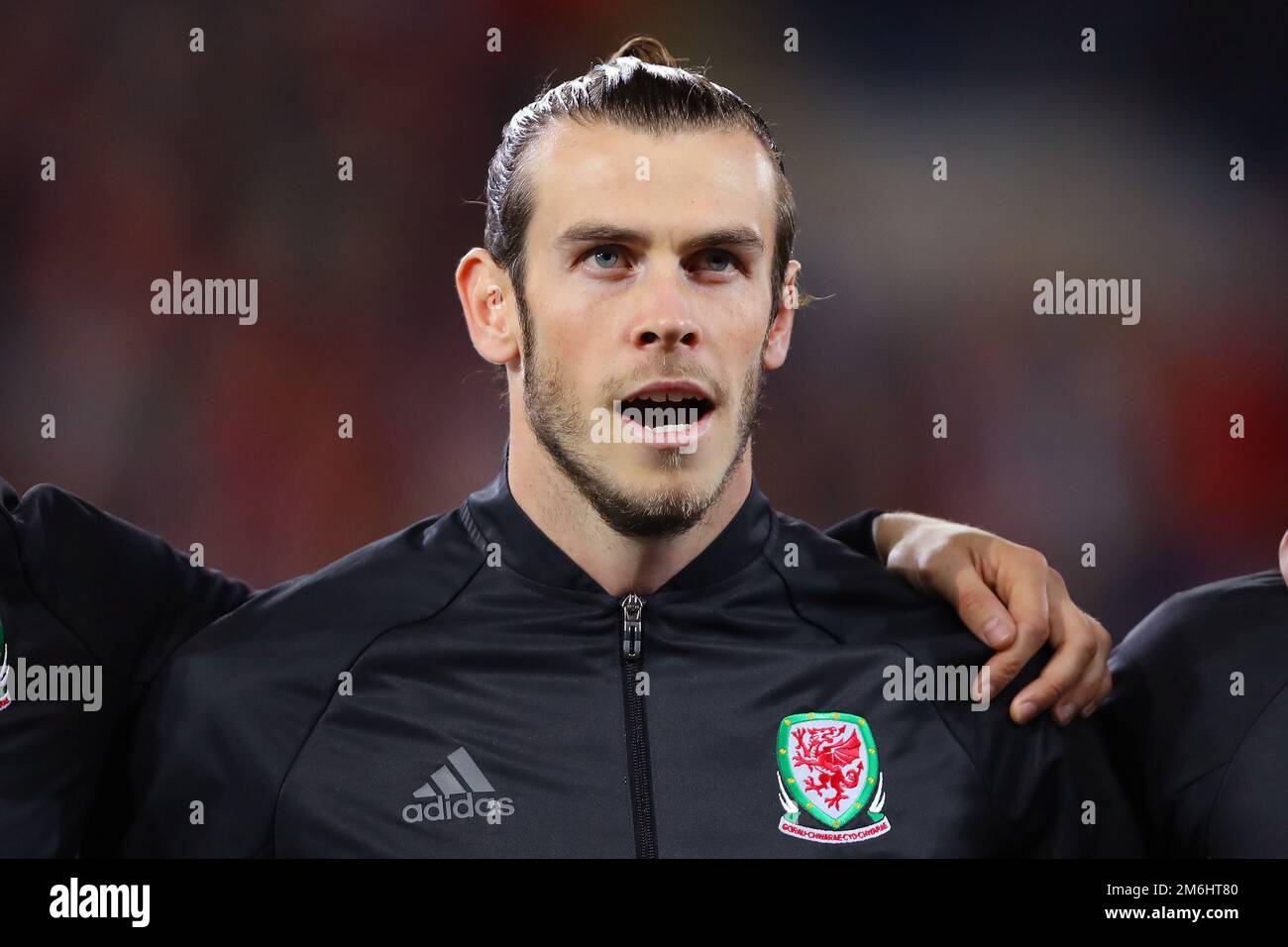 Gareth Bale of Wales firma l'inno nazionale prima della partita - Galles contro Serbia, Coppa del mondo FIFA 2018 Qualifiche Gruppo D, Cardiff City Stadium, Cardiff - 12th novembre 2016. Foto Stock