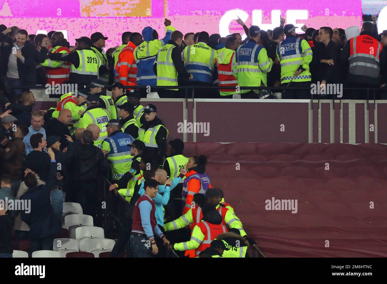 I tifosi si scontrano con la polizia e gli steward nelle fasi conclusive della partita - West Ham United contro Chelsea, EFL Football League Cup quarto turno, The London Stadium, Londra - 26th ottobre 2016. Foto Stock