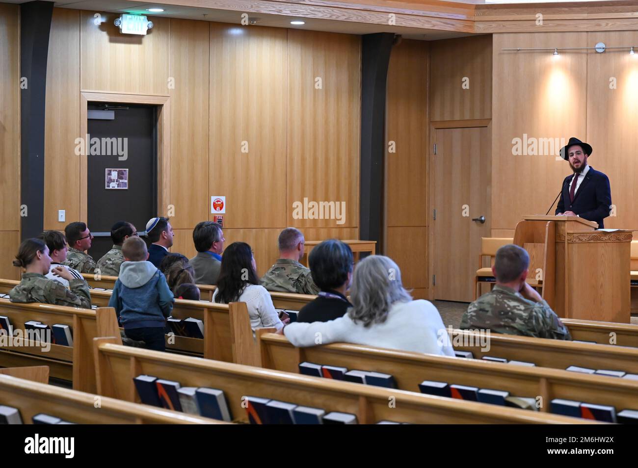 Rabbi Avremi Zippel, direttore del programma per Chabad Lubavitch dello Utah, parla durante la cerimonia della commemorazione del giorno dell'Olocausto, il 28 aprile 2022, alla base dell'aeronautica militare di Hill, Utah. L'osservanza è un tempo per ricordare le vittime, per ricordare coloro che hanno rischiato la vita per salvare un altro essere umano, e per onorare i sopravvissuti che hanno vissuto attraverso gli orrori dell'Olocausto. Foto Stock