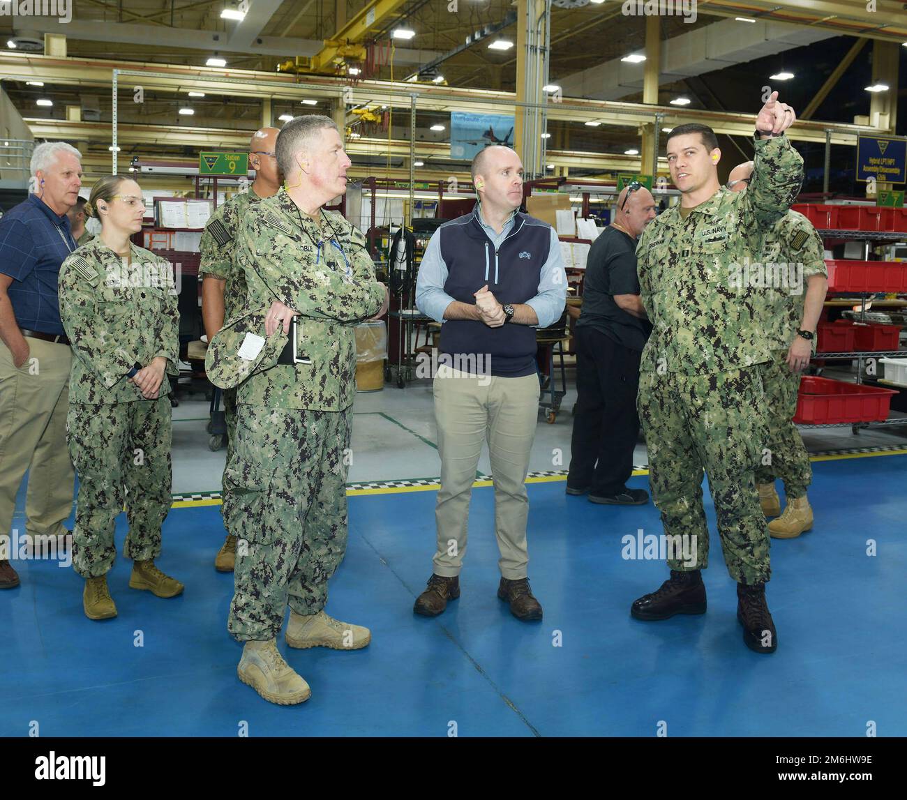 220428-N-DG679-050 JACKSONVILLE, FLORIDA (28 aprile 2022) il Lt. Marshall Greenhaw, direttore militare della Fleet Readiness Center Southeast’s (FRCSE) Engines Production Line dà a Rear ADM. Joseph Noble (sinistra), direttore della Defense Logistics Agency (DLA) della Logistics Operations un tour della FRCSE’s Crinkley Engine Facility. Durante la sua visita, Noble ha visitato diverse aree di FRCSE e DLA-Aviation, tra cui Trainer Production Line e DLA Distribution Retail e Wholesale Warehouse. Noble ha anche discusso di come sostenere meglio la missione di manutenzione, riparazione, revisione e sostenibilità biologica della Marina militare Foto Stock