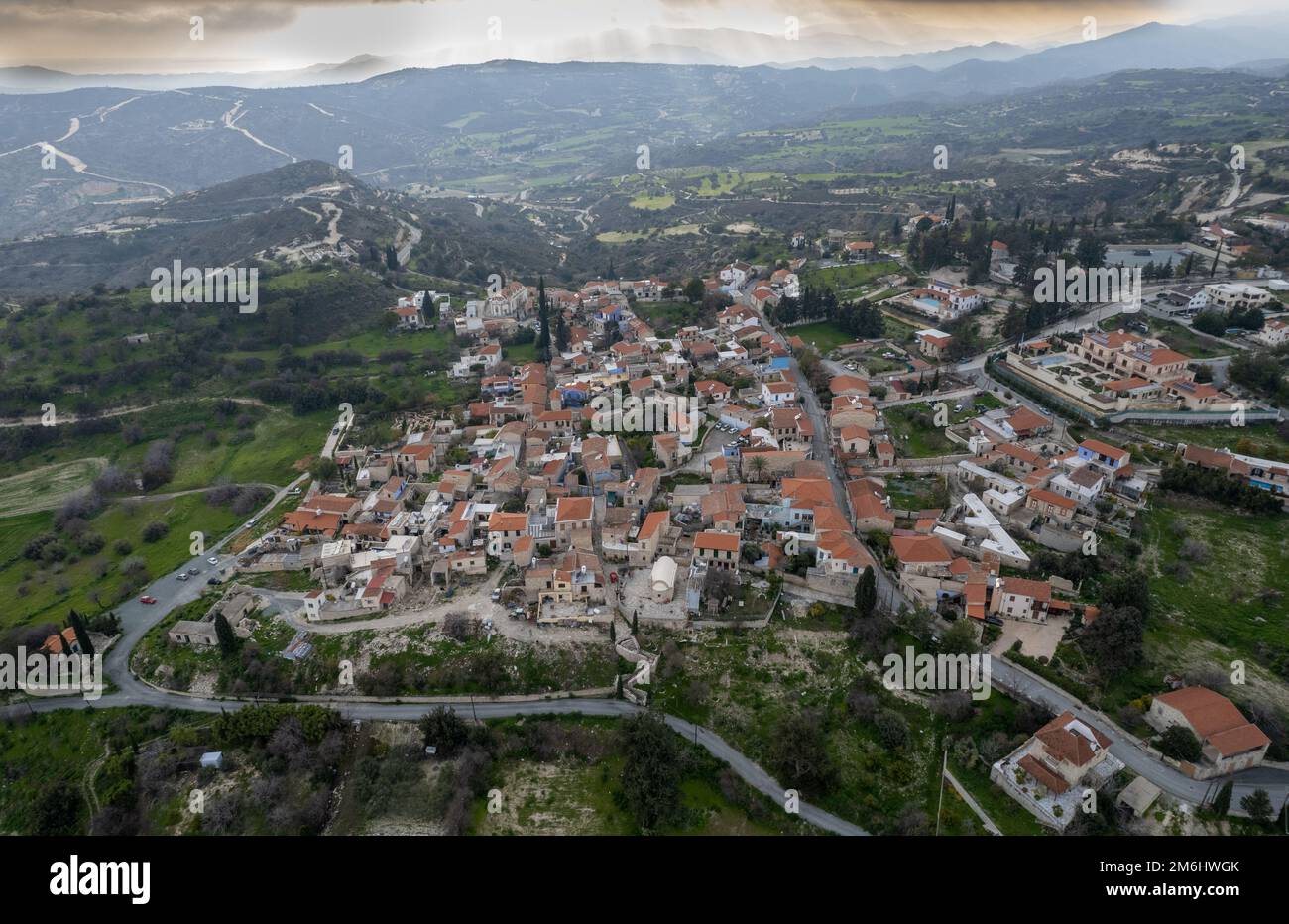 Scenario aereo con droni del tradizionale villaggio di montagna di Kato Drys. Distretto di Larnaca Cipro Foto Stock