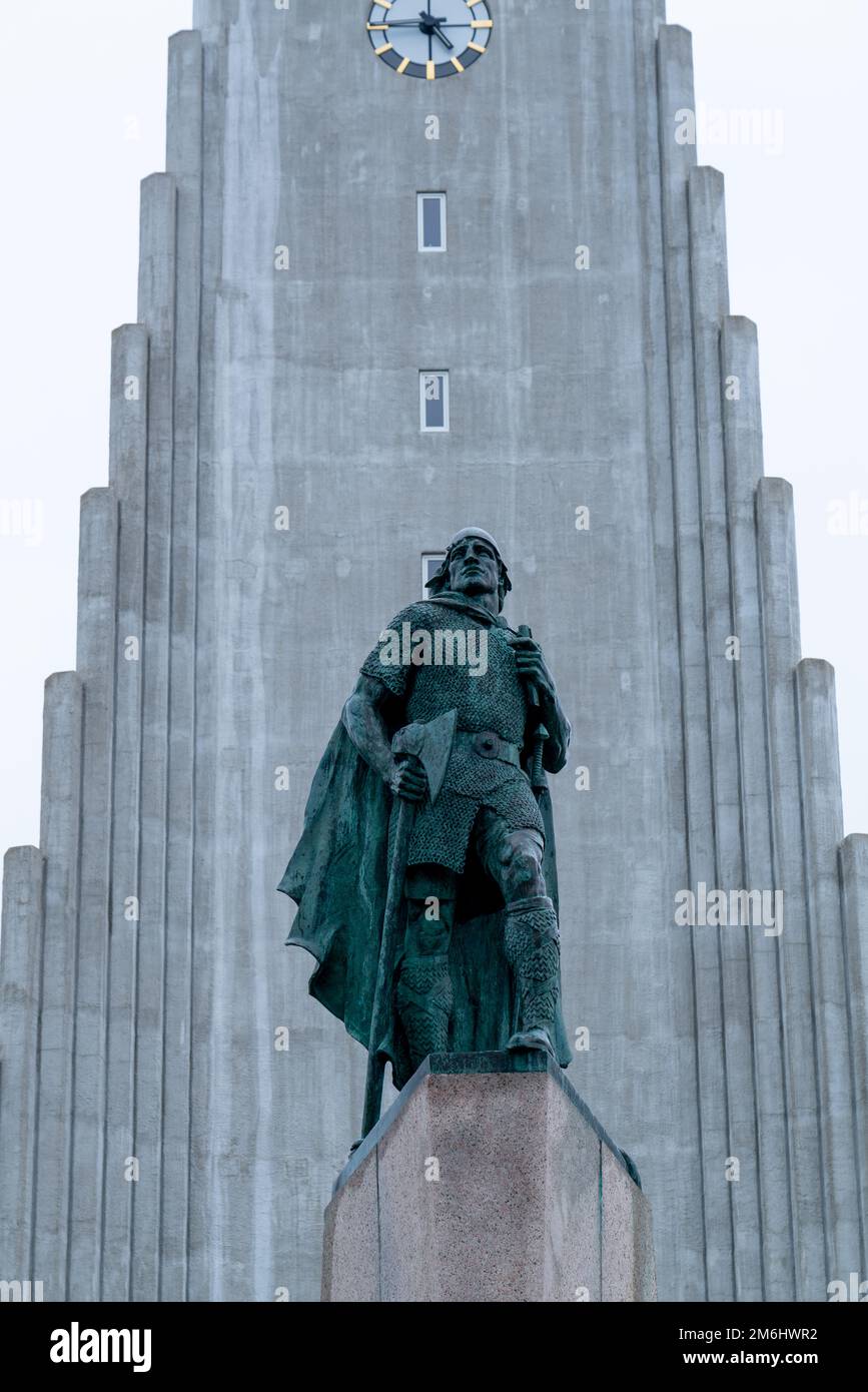 Monumento Leif Erikson di fronte alla chiesa di Hallgrimskirkja, una delle più alte e famose chiese luterane di Reykjavik. Foto Stock