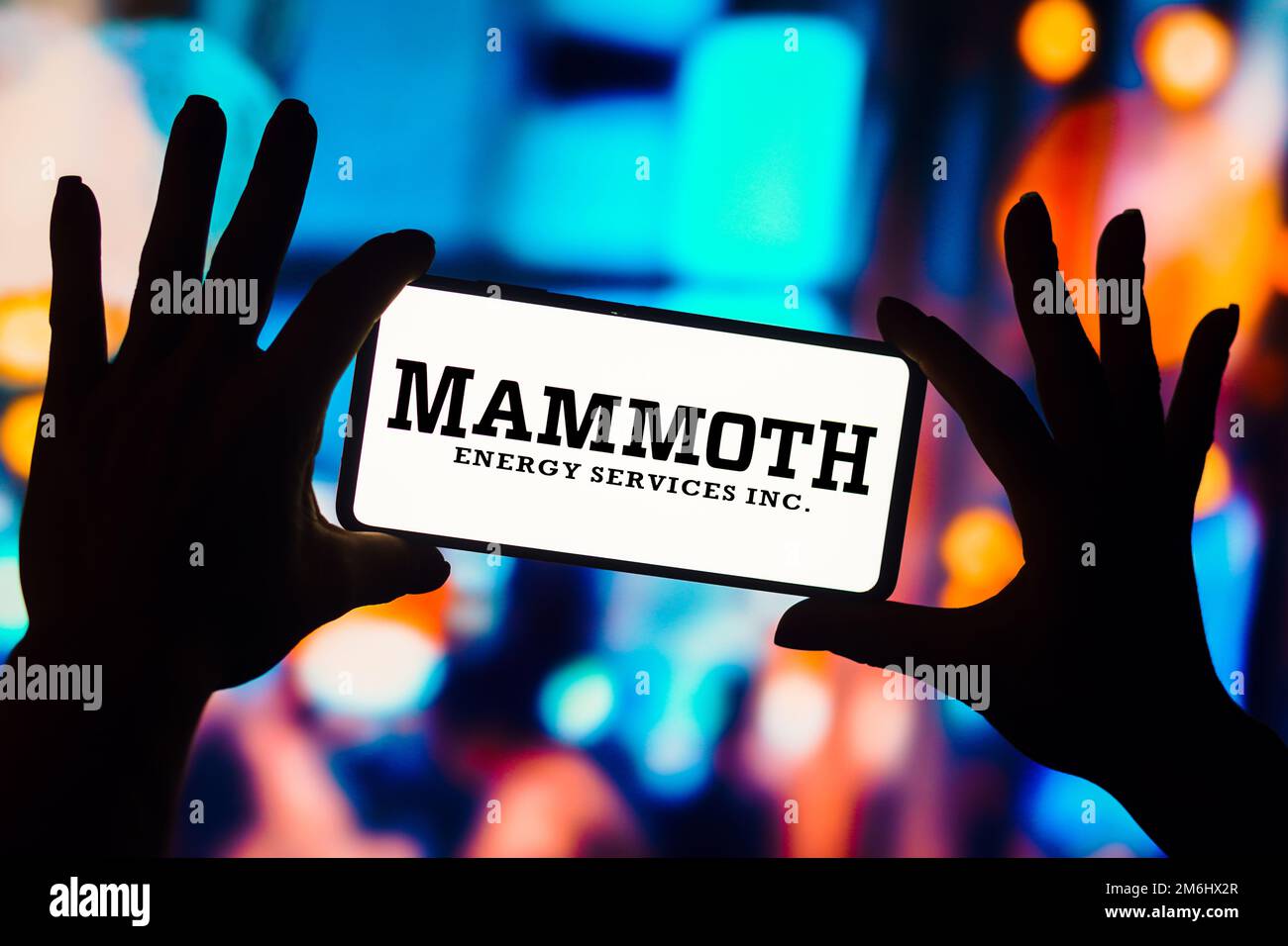 In questa illustrazione, il logo Mammoth Energy Services viene visualizzato sullo schermo dello smartphone. Foto Stock