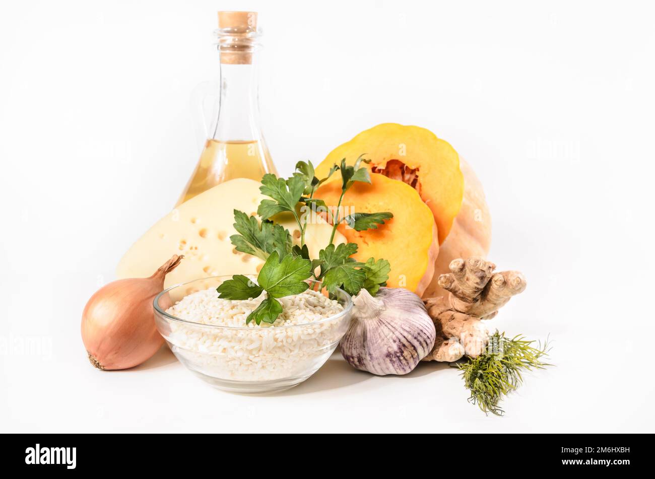 Zucca e ingredienti per la casseruola di zucca con riso su sfondo chiaro Foto Stock
