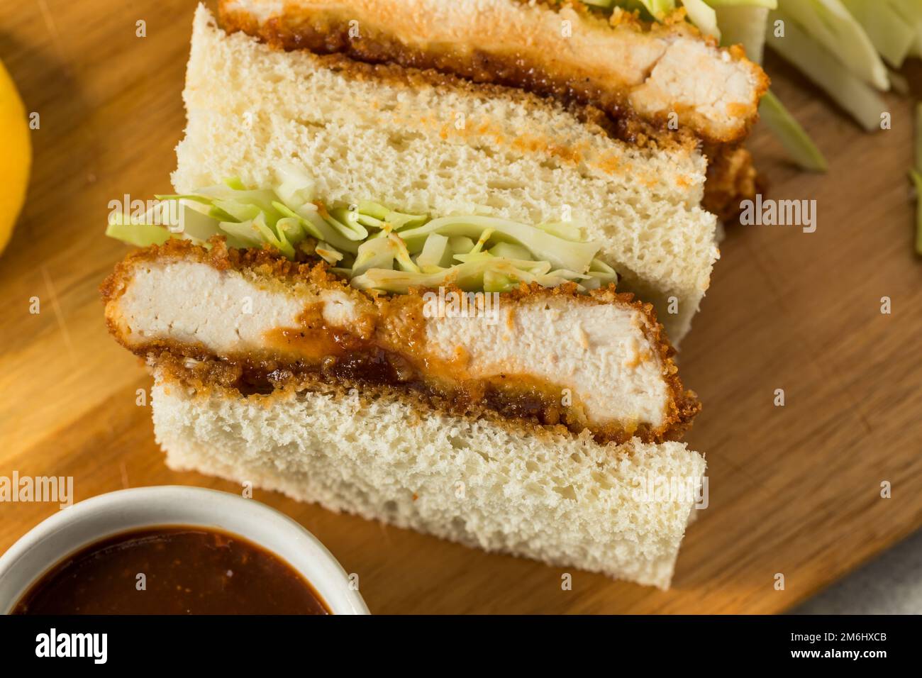 Sandwich Katsu di pollo giapponese fatto in casa con salsa Tonkatsu Foto Stock