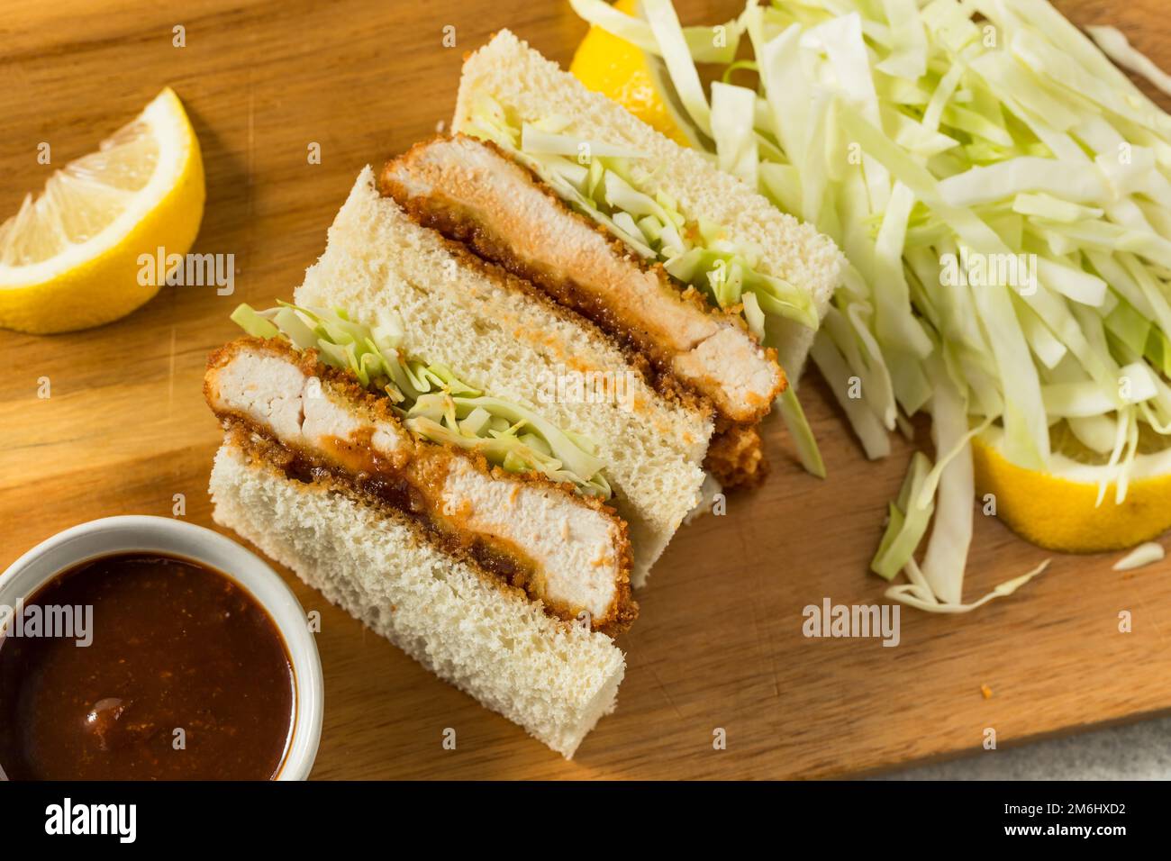 Sandwich Katsu di pollo giapponese fatto in casa con salsa Tonkatsu Foto Stock