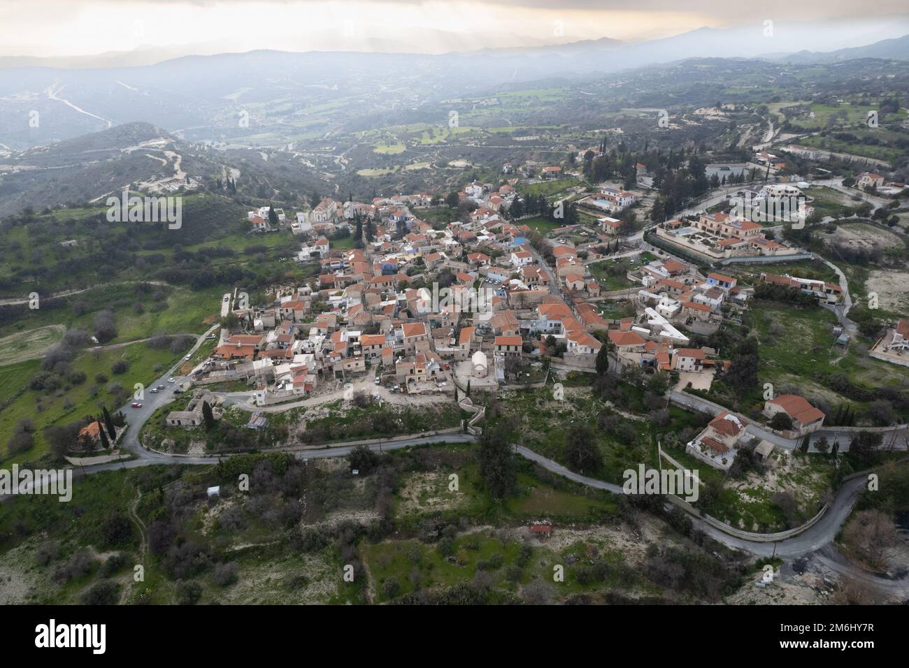 Scenario aereo con droni del tradizionale villaggio di montagna di Kato Drys. Distretto di Larnaca Cipro Foto Stock