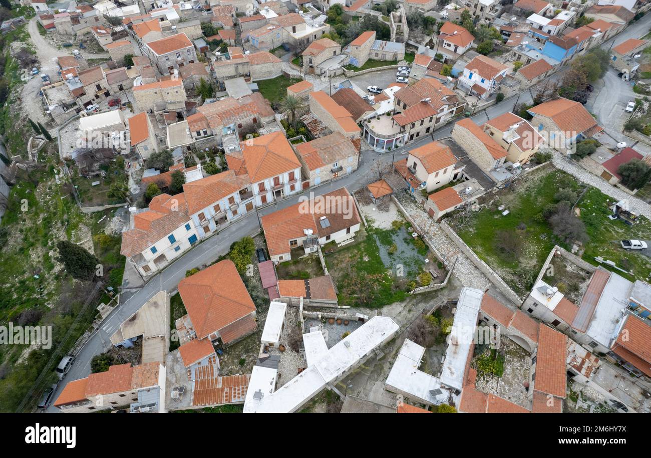 Scenario aereo con droni del tradizionale villaggio di montagna di Kato Drys . Distretto di Larnaca Cipro Foto Stock