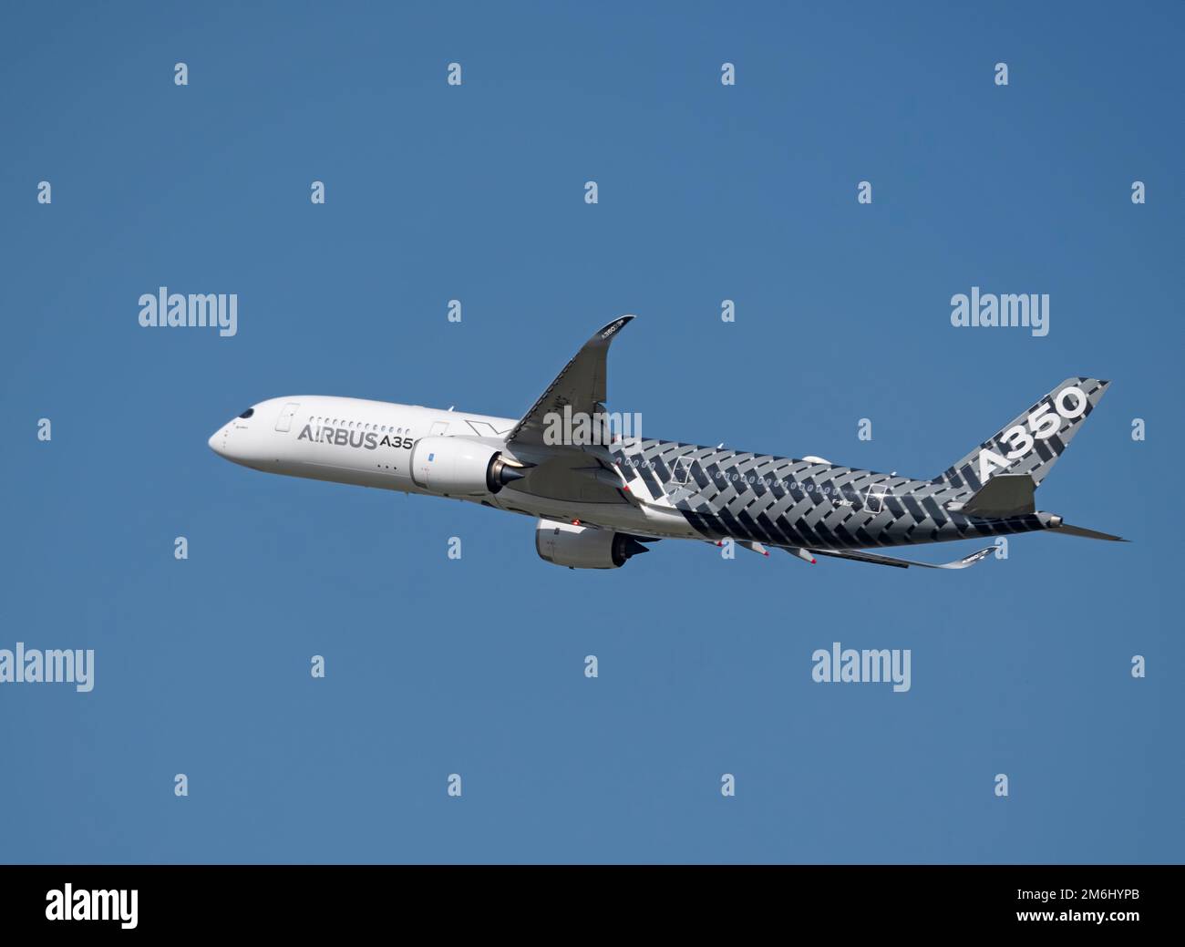 Mosca Russia Zhukovsky Airfield 31 agosto 2019: Aereo passeggeri Airbus A350 nel volo dimostrativo della internazionale Foto Stock