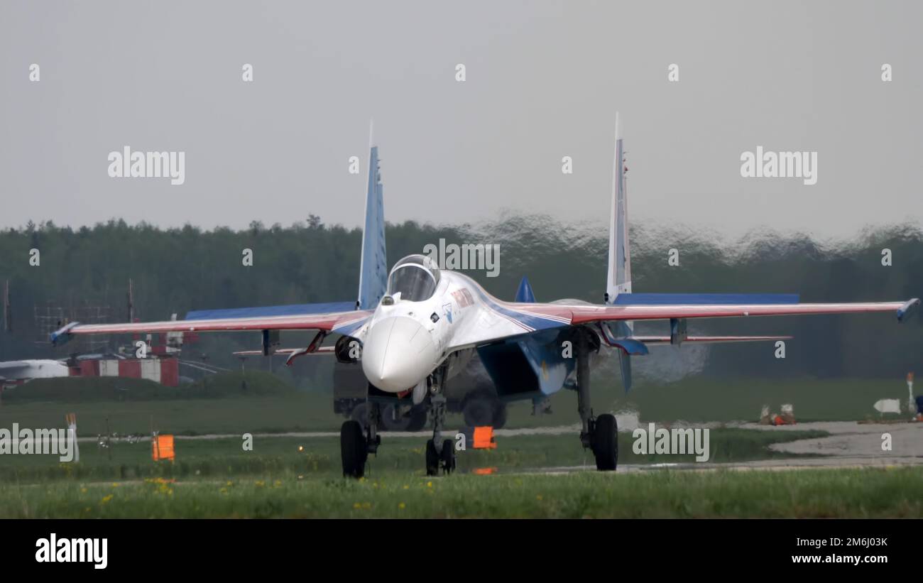 Mosca Russia Zhukovsky Airfield 25 luglio 2021: Squadre di aeronautica Russian Knights on Planes su-35 della International Aerospace sa Foto Stock