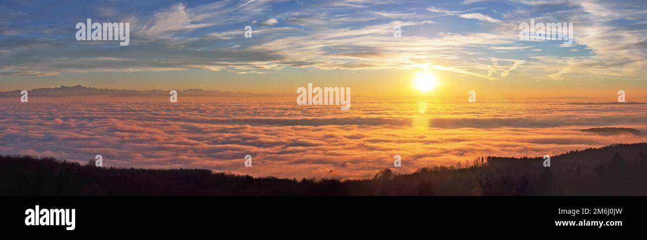 Tramonto in un mare di nebbia sul Lago di Costanza Foto Stock