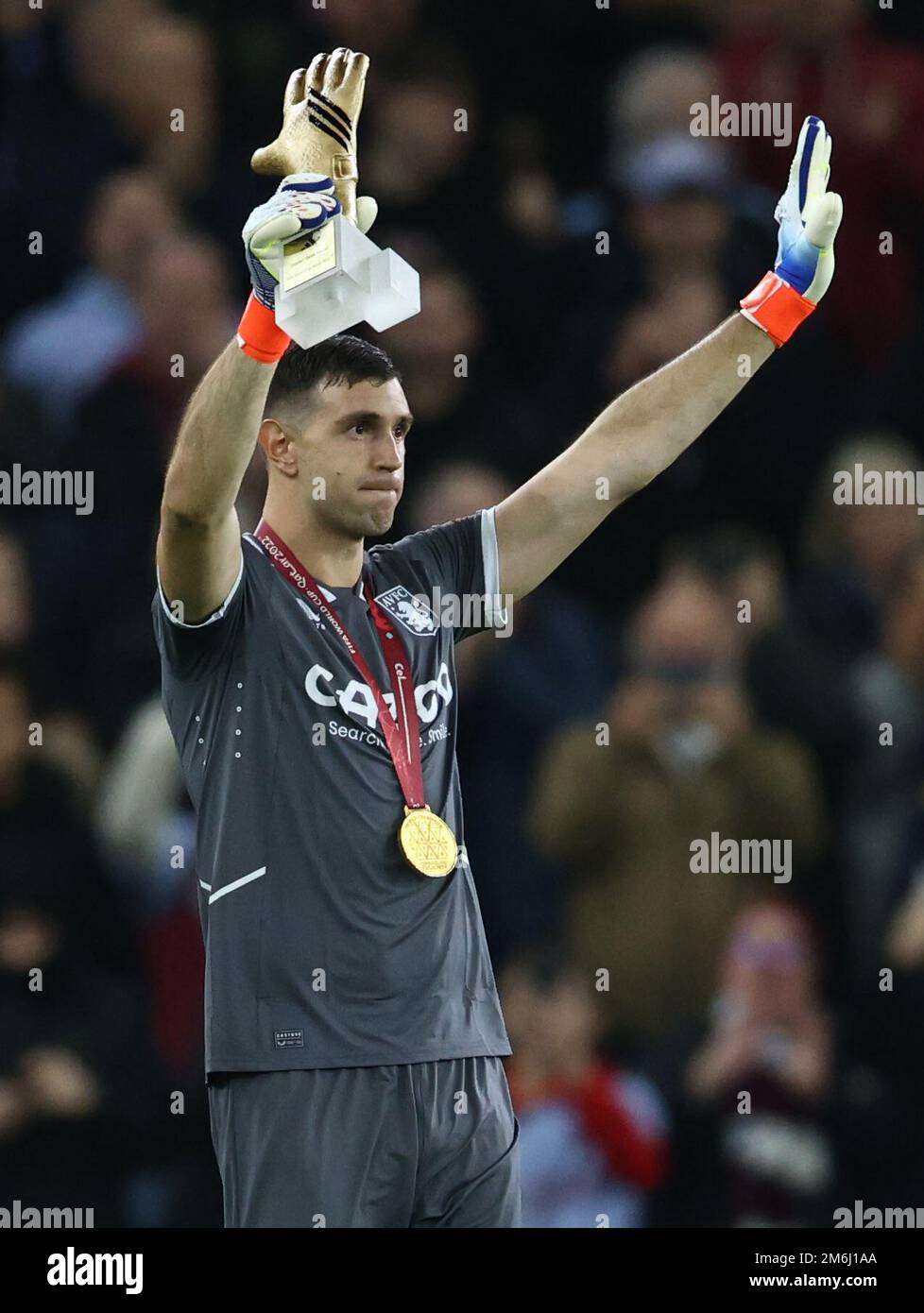 Birmingham, Regno Unito. 4th Jan, 2023. Emiliano Martinez di Aston Villa viene presentato come vincitore della Coppa del mondo durante la partita della Premier League a Villa Park, Birmingham. Il credito dell'immagine dovrebbe essere: Darren Staples/Sportimage Credit: Sportimage/Alamy Live News Foto Stock