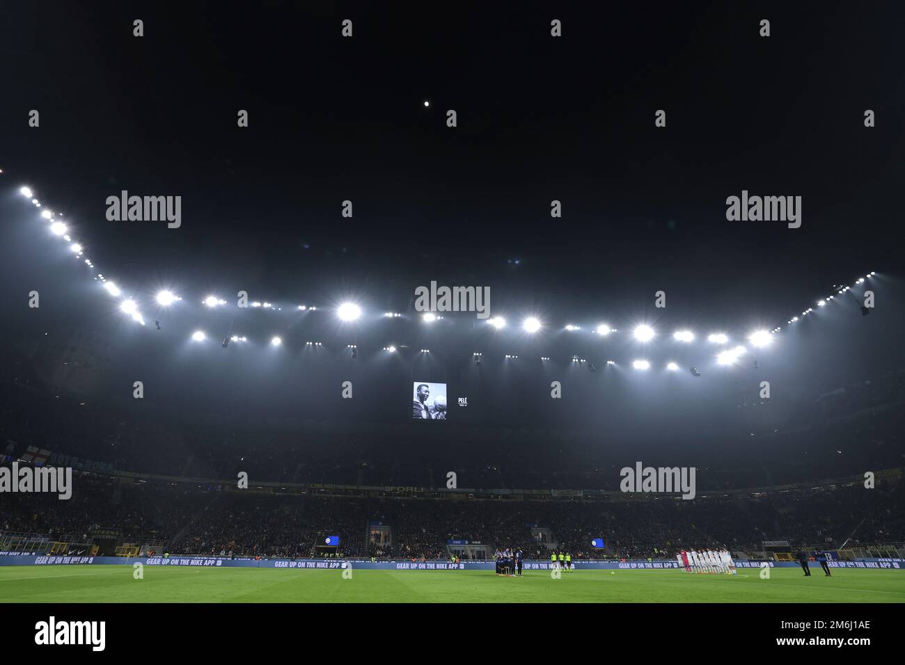 Milano, Italia. 4th Jan, 2023. Un'immagine di Pele ( Edson Arantes do Nascimento ) viene proiettata sullo schermo dello stadio mentre un minuto di silenzio si svolge dopo la morte della leggenda brasiliana, prima della Serie A match a Giuseppe Meazza, Milano. Il credito per le immagini dovrebbe essere: Jonathan Moskrop/Sportimage Credit: Sportimage/Alamy Live News Foto Stock
