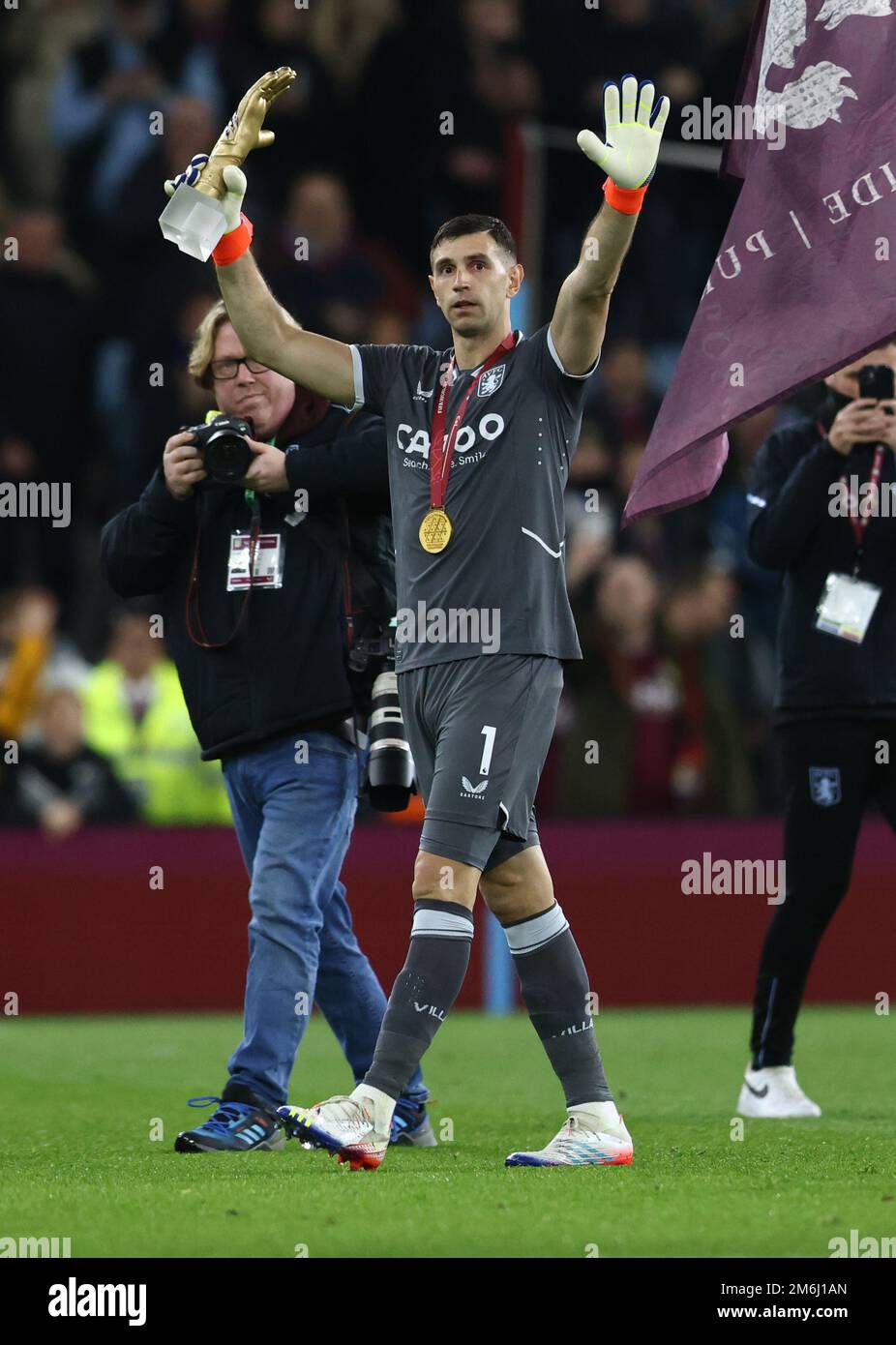 Birmingham, Regno Unito. 4th Jan, 2023. Emiliano Martinez di Aston Villa viene presentato come vincitore della Coppa del mondo durante la partita della Premier League a Villa Park, Birmingham. Il credito dell'immagine dovrebbe essere: Darren Staples/Sportimage Credit: Sportimage/Alamy Live News Foto Stock