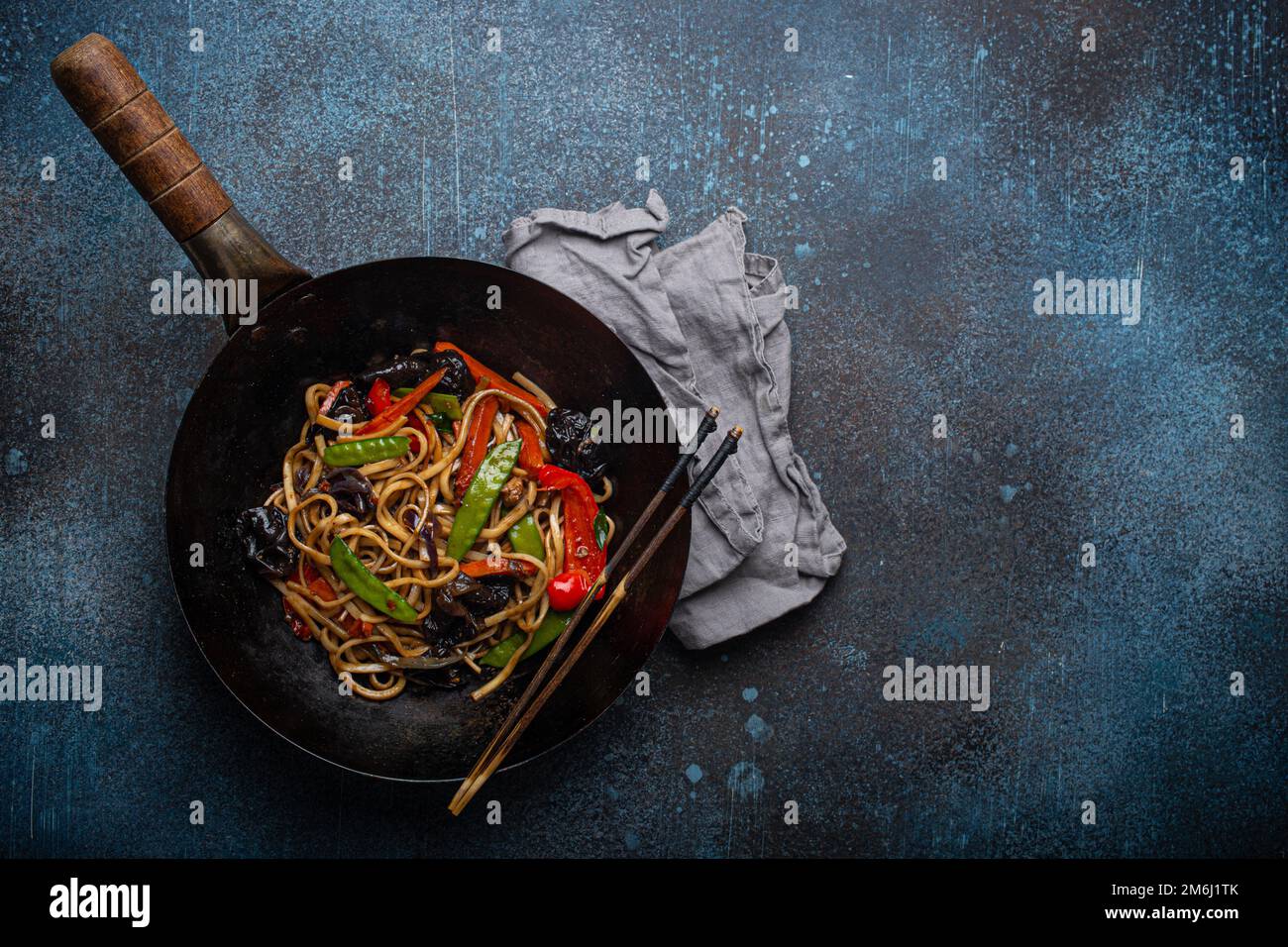 Gli spaghetti asiatici si friggano con le verdure nello spazio copia nero della padella wok Foto Stock