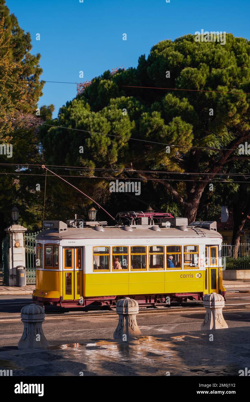 L'iconico e famoso tram vintage numero 28 nella Basilica da Estrela, una chiesa cattolica barocca a Lisbona, Portogallo Foto Stock