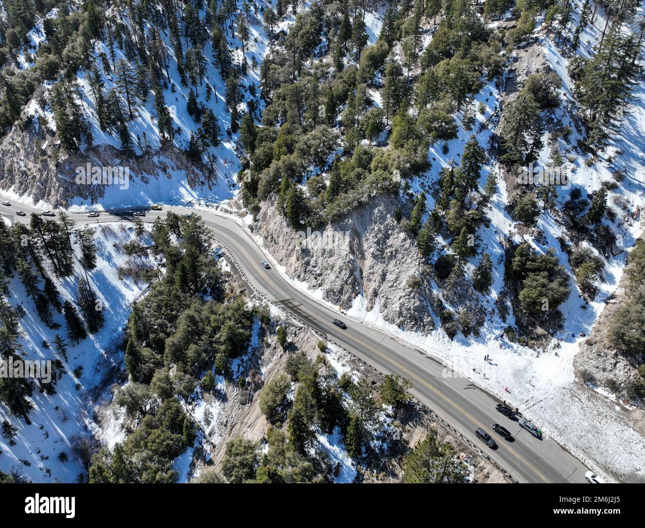 Veduta aerea della strada a serpentina nella montagna innevata della Foresta Nazionale di San Bernardino, Foto Stock