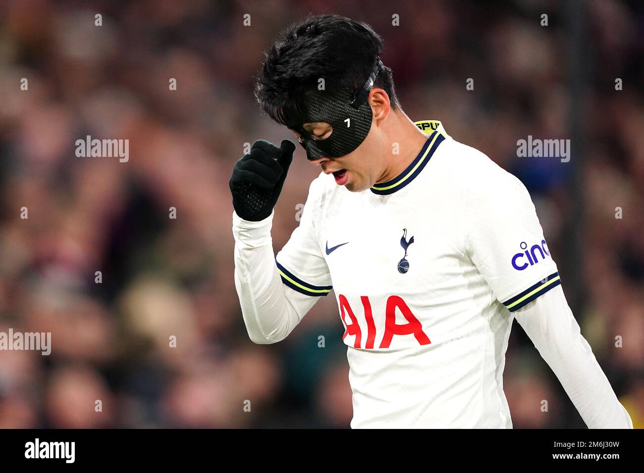 Tottenham Hotspur's Son Heung-min indossa una maschera protettiva durante  la partita della Premier League al Selhurst Park, Londra. Data immagine:  Mercoledì 4 gennaio 2023 Foto stock - Alamy