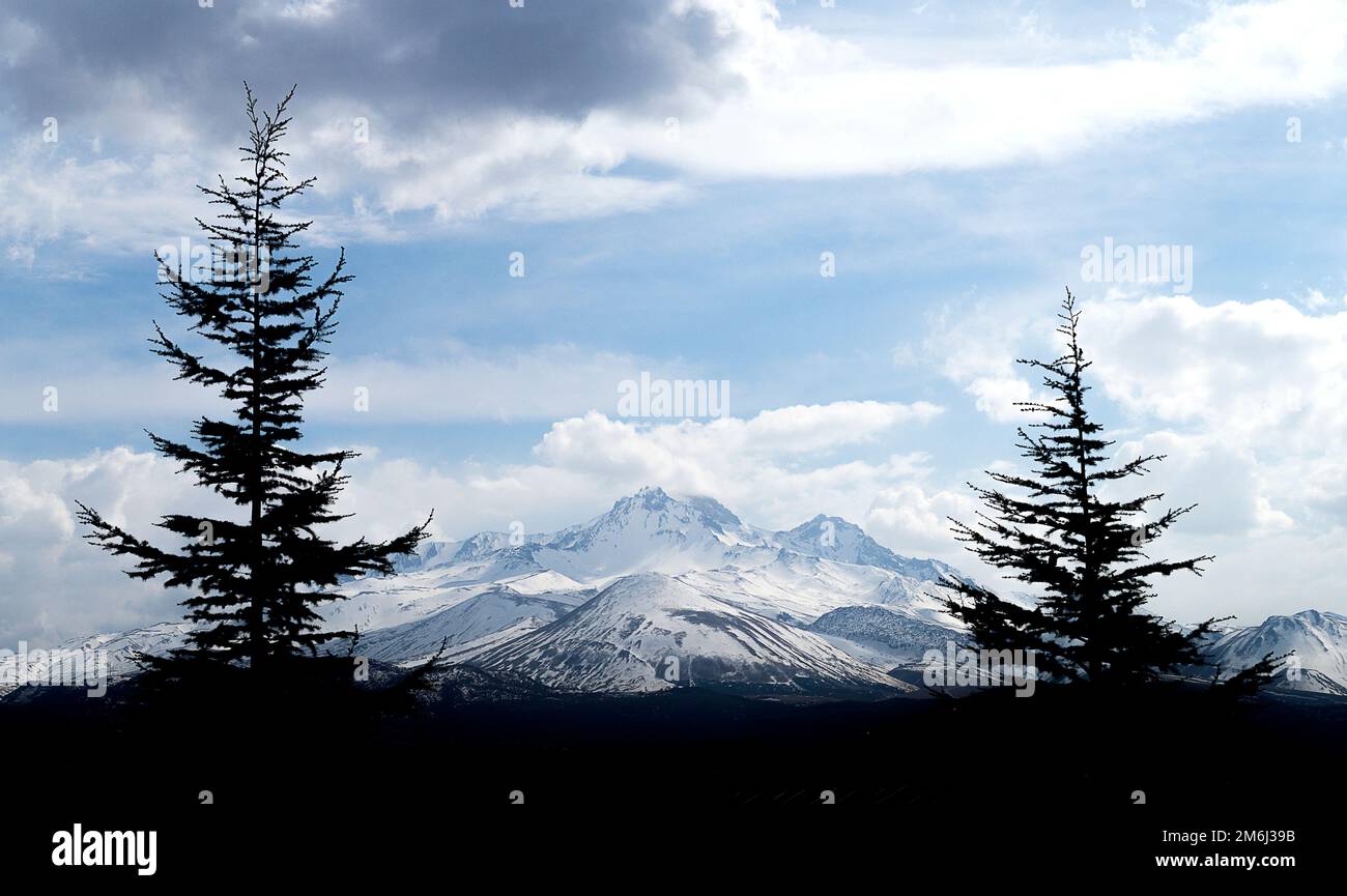 Vista in lontananza della montagna Erciyes coperta di neve Foto Stock