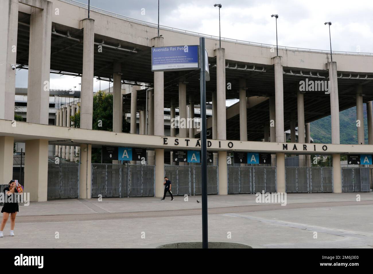 Avenue King Pelé allo stadio Macaranã, cartello stradale. Omaggio al famoso giocatore brasiliano di calcio Pele, Edson Arantes do Nascimento - Rio de Janeiro Brasile Foto Stock