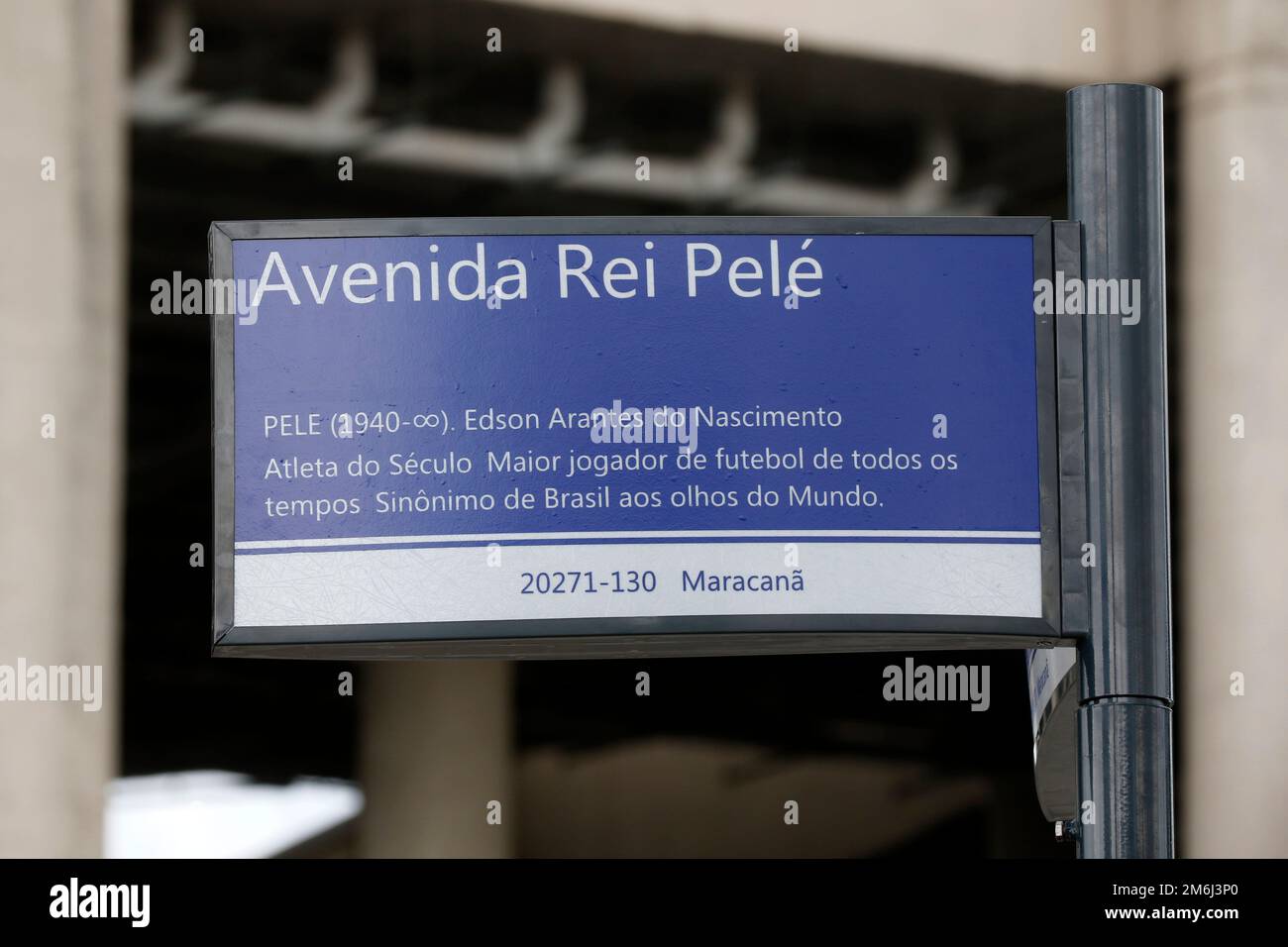 Avenue King Pelé allo stadio Macaranã, cartello stradale. Omaggio al famoso giocatore brasiliano di calcio Pele, Edson Arantes do Nascimento - Rio de Janeiro Brasile Foto Stock