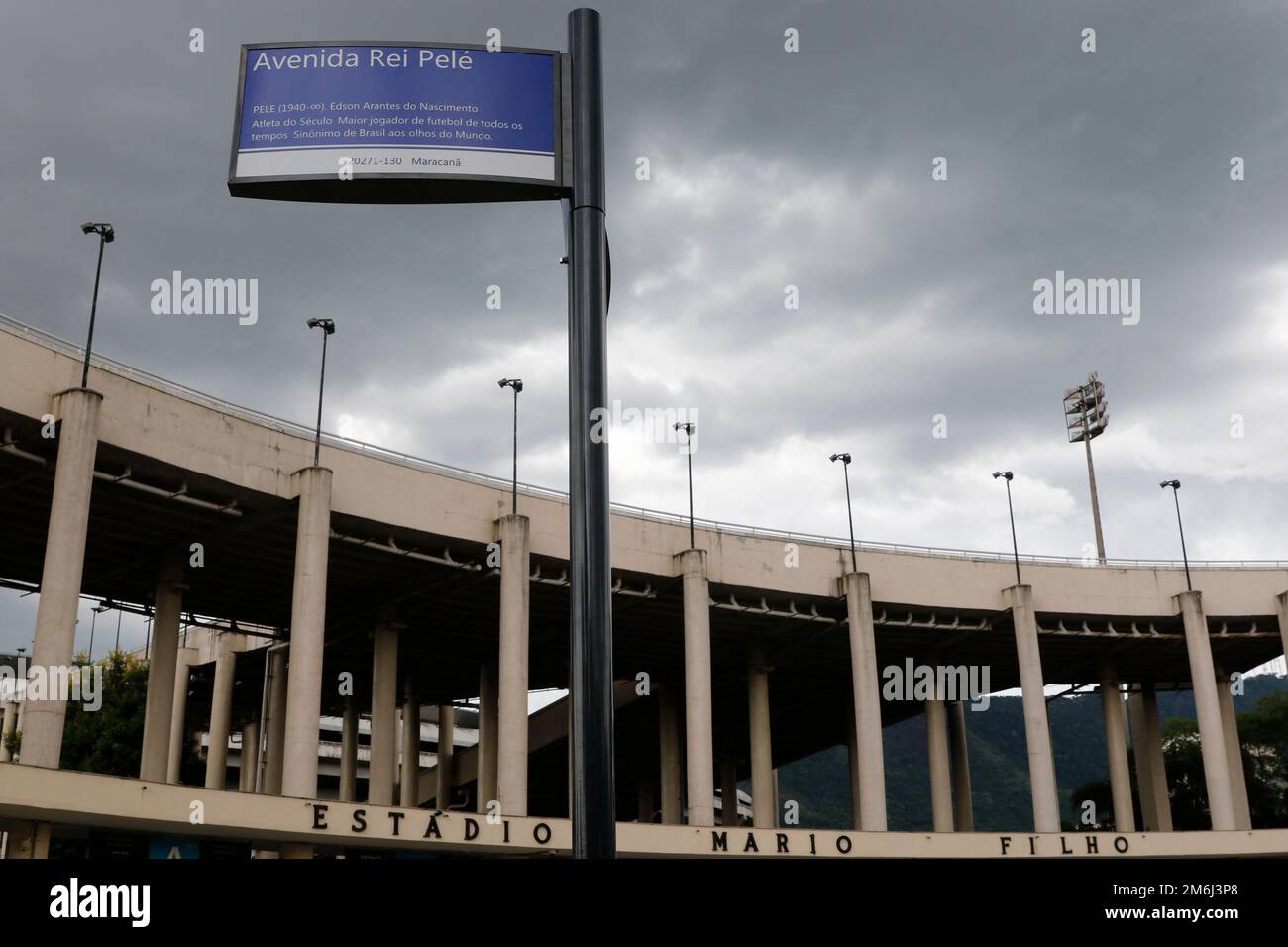 Avenue King Pelé allo stadio Macaranã, cartello stradale. Omaggio al famoso giocatore brasiliano di calcio Pele, Edson Arantes do Nascimento - Rio de Janeiro Brasile Foto Stock