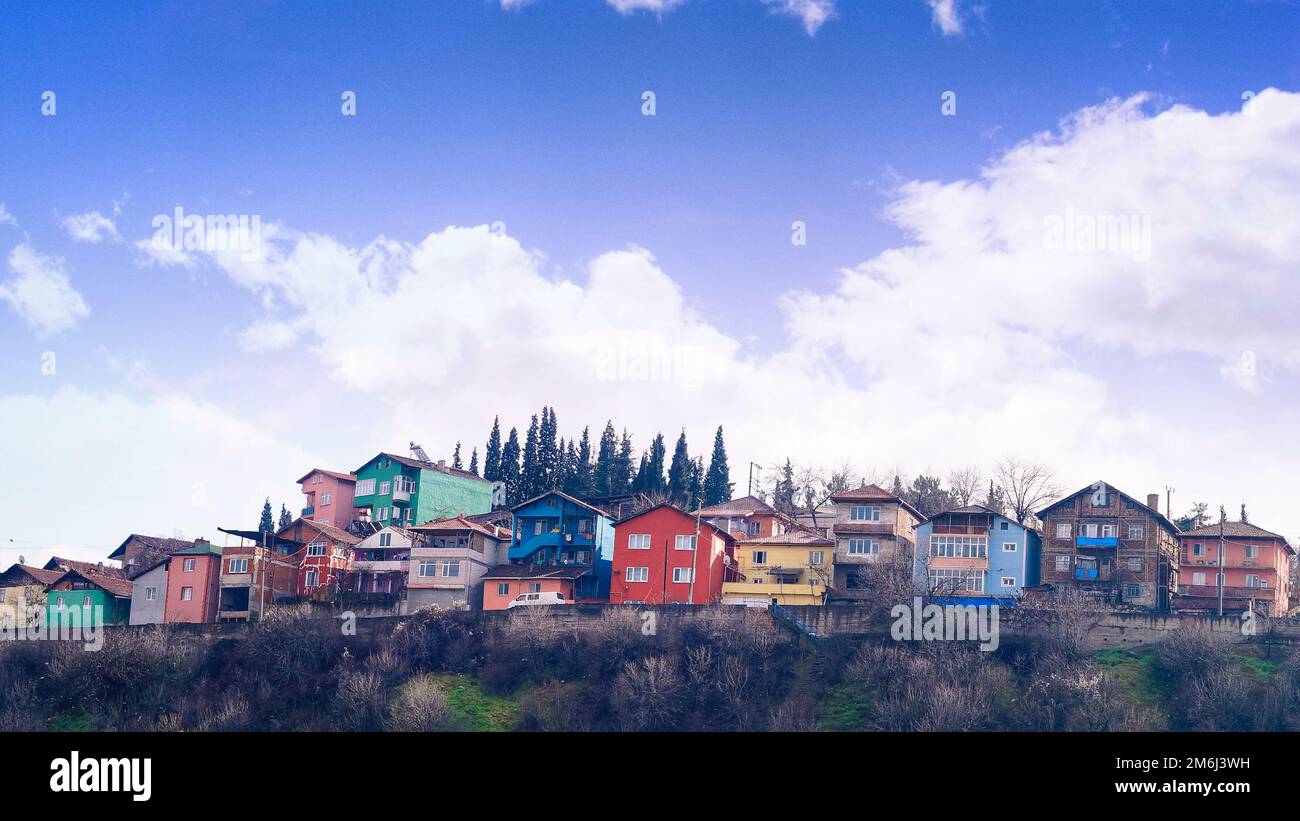 case colorate dipinte situato sulla collina Foto Stock