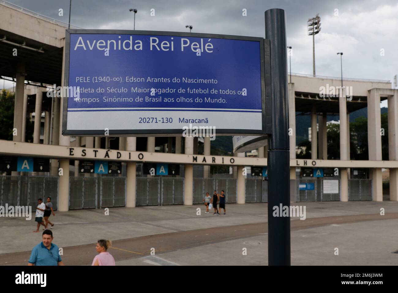 Avenue King Pelé allo stadio Macaranã, cartello stradale. Omaggio al famoso giocatore brasiliano di calcio Pele, Edson Arantes do Nascimento - Rio de Janeiro Brasile Foto Stock