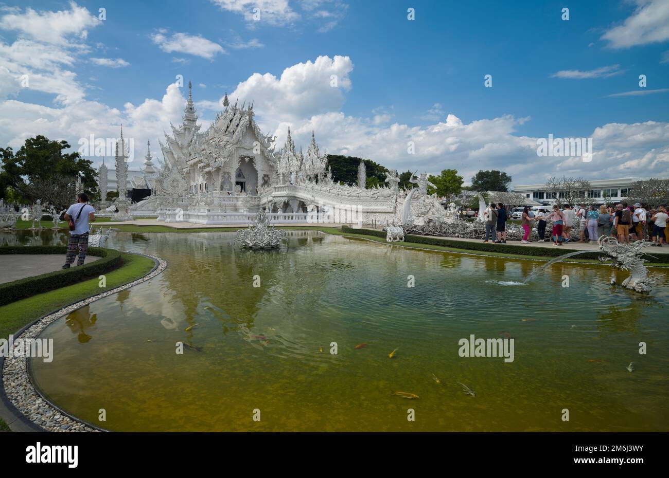Chiang Rai, Thailandia. Novembre 14, 2022. Wat Rong Khun o Tempio Bianco. E' la più importante destinazione di viaggio nella provincia di Chiang Rai. Foto Stock
