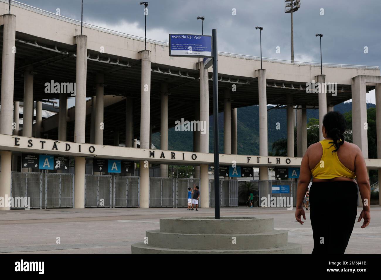 Avenue King Pelé allo stadio Macaranã, cartello stradale. Omaggio al famoso giocatore brasiliano di calcio Pele, Edson Arantes do Nascimento - Rio de Janeiro Brasile Foto Stock