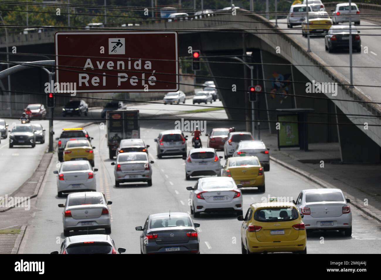 Avenue King Pelé allo stadio Macaranã, cartello stradale. Omaggio al famoso giocatore brasiliano di calcio Pele, Edson Arantes do Nascimento - Rio de Janeiro Brasile Foto Stock
