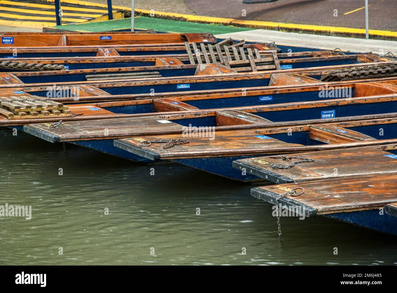 Punt fondo piatto fiume barche in legno sulle acque del fiume Cam a Cambridge Foto Stock
