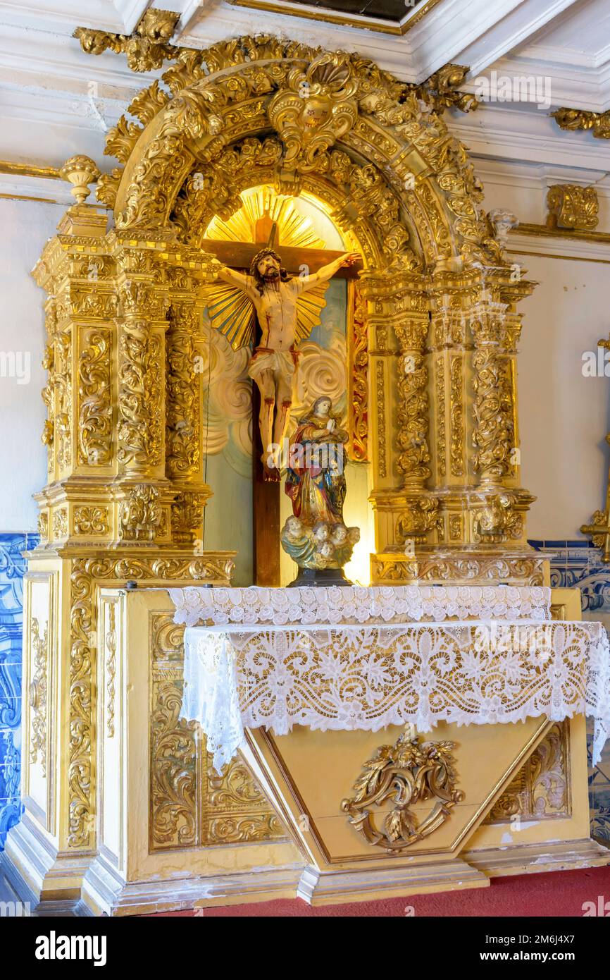 Altare di antica e storica chiesa barocca foglia d'oro con l'immagine di Gesù Cristo Foto Stock