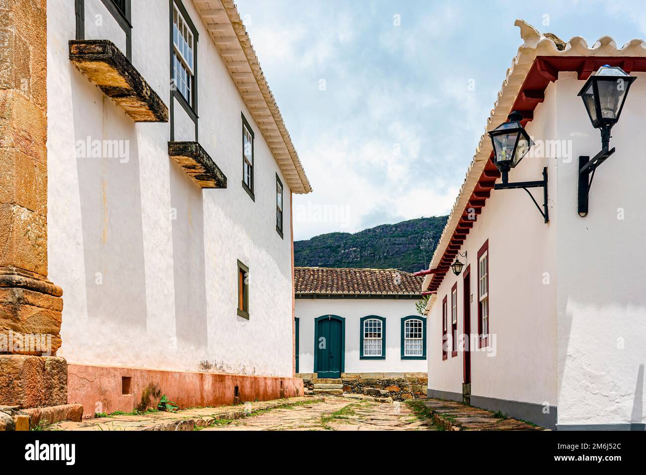 Strada acciottolata nella città storica di Tiradentes Foto Stock