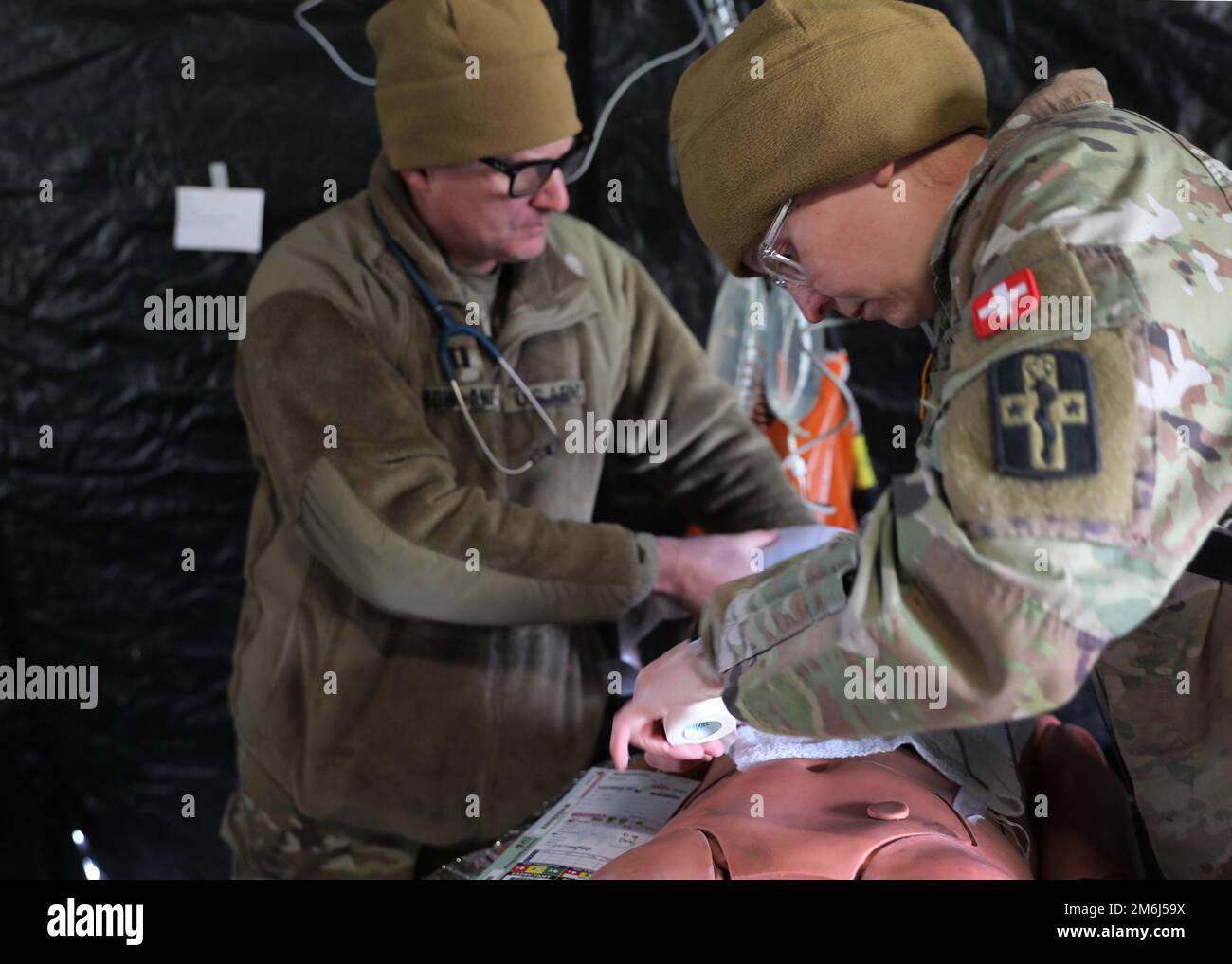 Il Pvt. Regan Franks, una medica di combattimento assegnata al 491st Medical Company Area Support di Santa Fe, New Mexico, tratta una vittima fittizia come parte del Guardian Response 22 al Muscatuck Urban Training Center, Indiana, 28 aprile 2022. Guardian Response 22 è un esercizio di risposta alle emergenze che fornisce una formazione realistica per gli Stati Uniti Soldati della riserva dell'esercito. Foto Stock