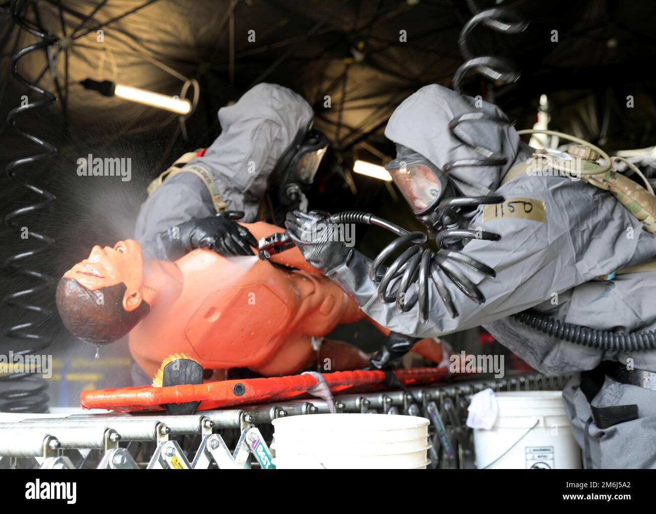 Soldier assegnato alla 307th Chemical Company di Bell, California, porta un paziente fittizio attraverso una linea di decontaminazione di massa per incidenti durante il Guardian Response 22 al Muscatuck Urban Training Center, Indiana, 28 aprile 2022. Guardian Response 22 è un esercizio di risposta alle emergenze in patria che fornisce una formazione realistica per la risposta ai disastri per affinare le competenze e aumentare le capacità degli Stati Uniti Soldati della riserva dell'esercito. Foto Stock