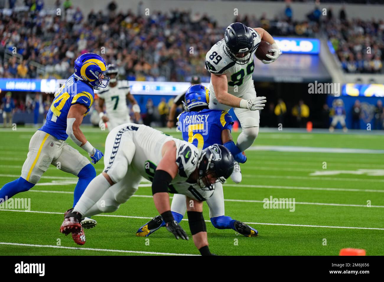 Seattle Seahawks Tight End Will Dissly (89) è stato maneggiato dal capocannonero di Los Angeles Rams Jalen Ramsey (5) durante una partita di football della NFL, domenica 4 dicembre 2022 Foto Stock