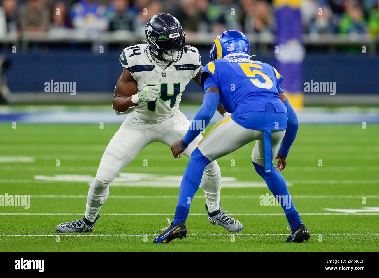 Seattle Seahawks ricevitore largo DK Metcalf (14) difeso da Los Angeles Rams Cornerback Jalen Ramsey (5) durante una partita di calcio NFL, Domenica, 4 Dicembre 20 Foto Stock