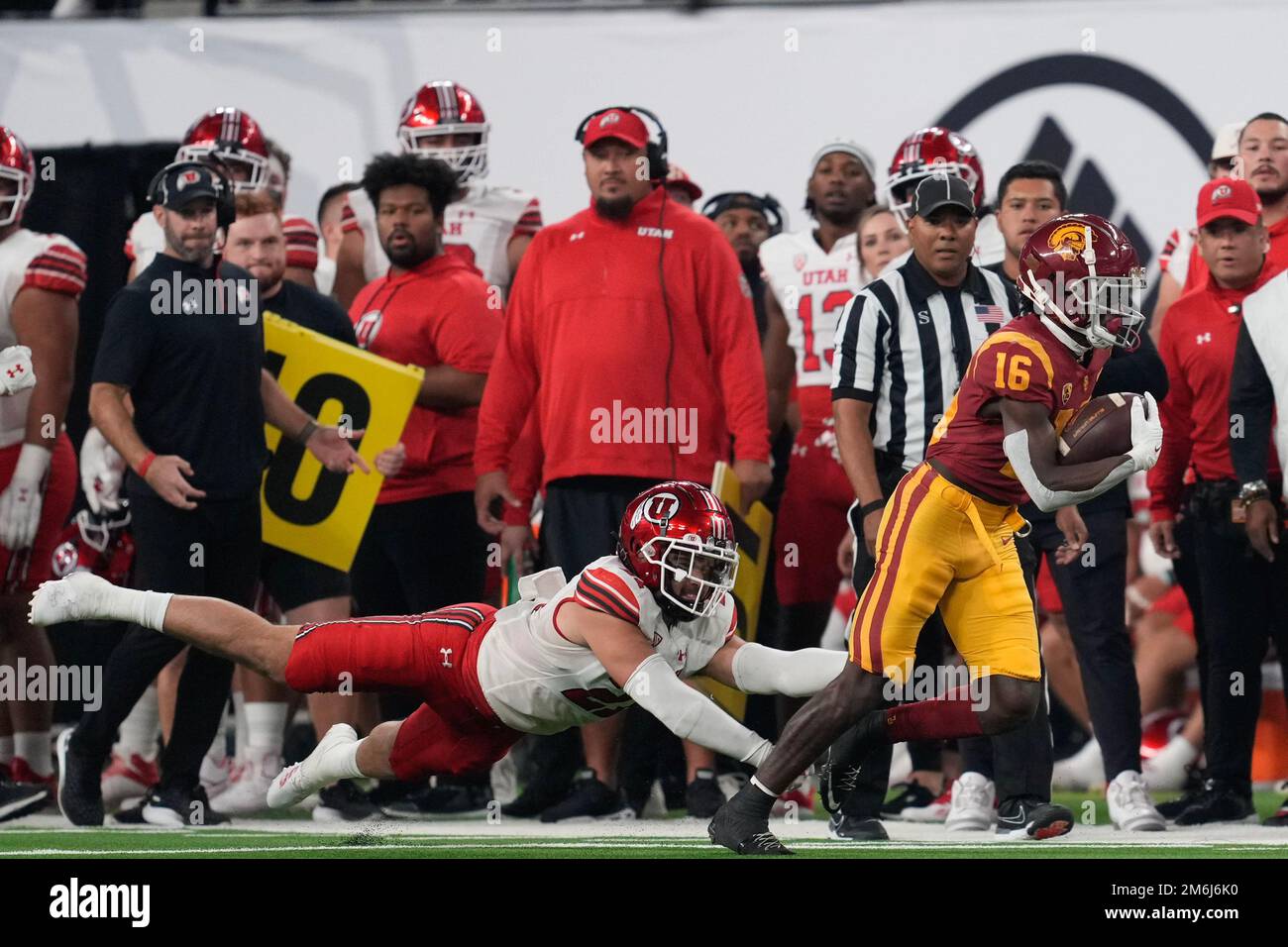 Il ricevitore largo Tahj Washington (16) della California del Sud prende un passo contro lo Utah Utes linebacker Karene Reid (21) e la sicurezza R.J. Hubert (1 Foto Stock