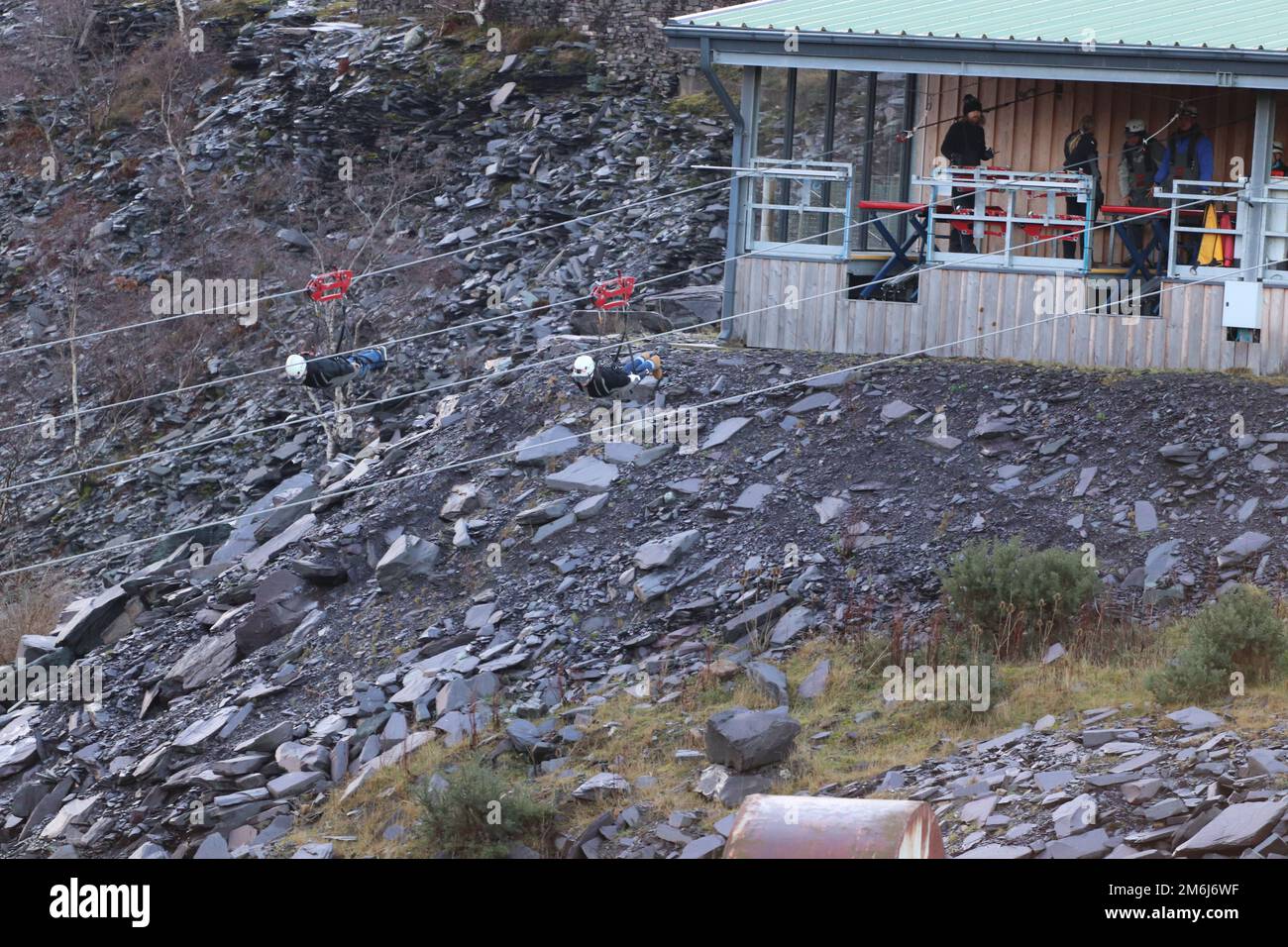 Mondo zip cava di Penryn Bethesda Wales è il più veloce zip wire nel regno unito e quasi il più lungo a 2km e velocità di circa 100mph Foto Stock
