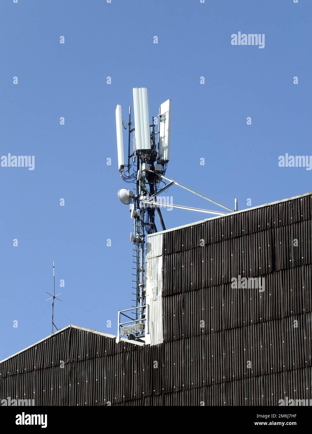 Antenna cellulare sul tetto di un'azienda Foto Stock