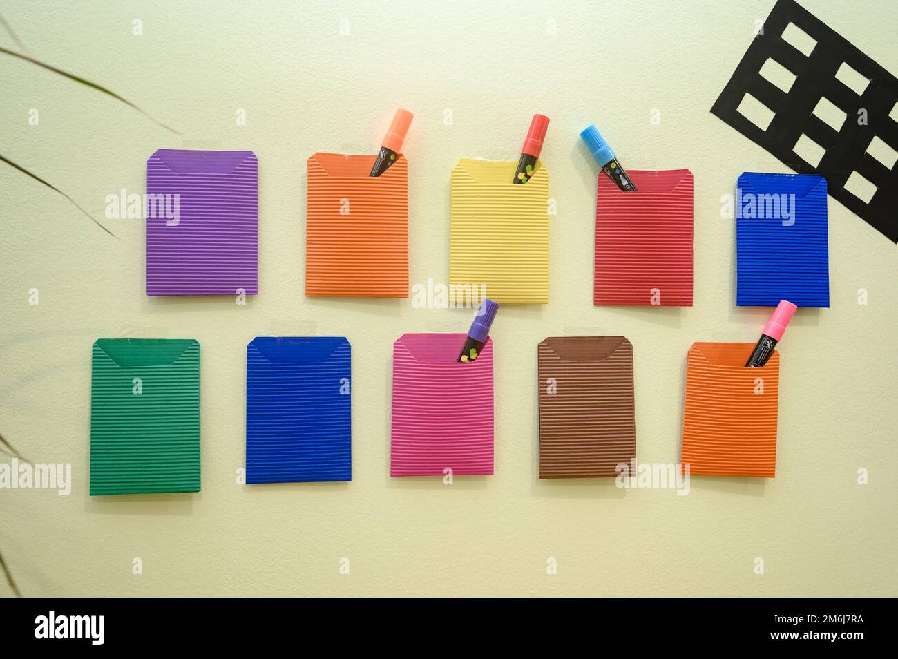 L'interno di una scuola elementare, uno sgabello prescolare con mobili e oggetti di base per lo sviluppo dei bambini, colori luminosi dell'interno delle camere. Foto Stock