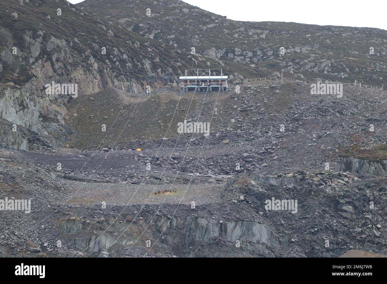 Mondo zip cava di Penryn Bethesda Wales è il più veloce zip wire nel regno unito e quasi il più lungo a 2km e velocità di circa 100mph Foto Stock