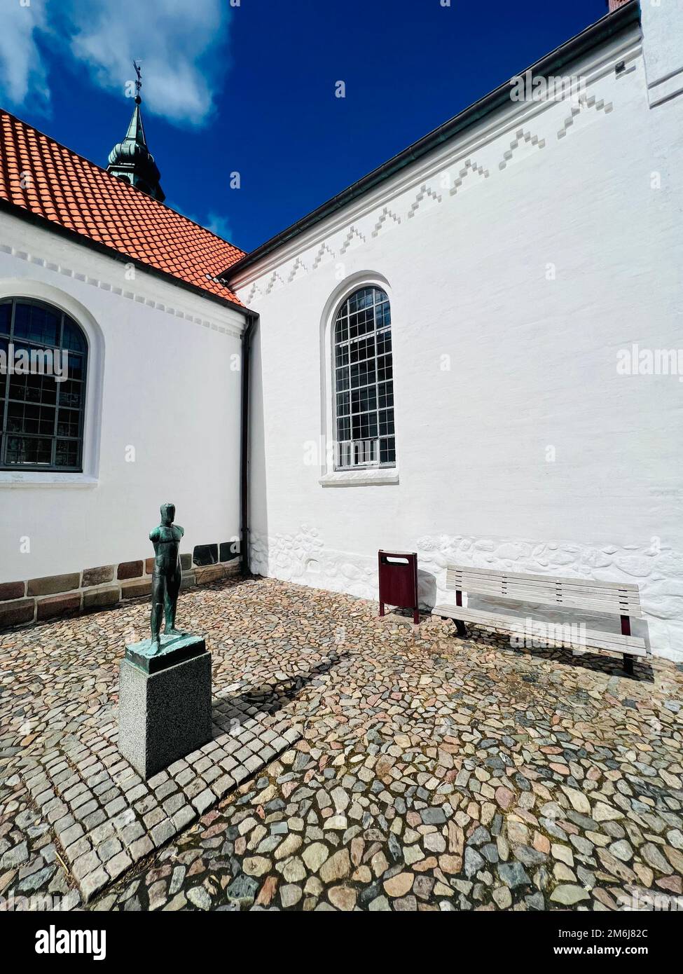 Lemvig Chiesa con scultura uomo in piedi in bronzo, Danimarca Foto Stock