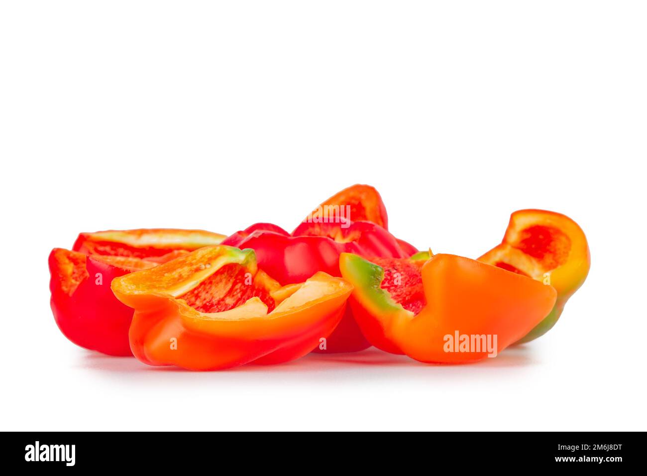 Paprika. Pepe rosso. Isolato su sfondo bianco. Peperone rosso dolce. Con tracciato ritagliato. Profondità di campo completa Foto Stock
